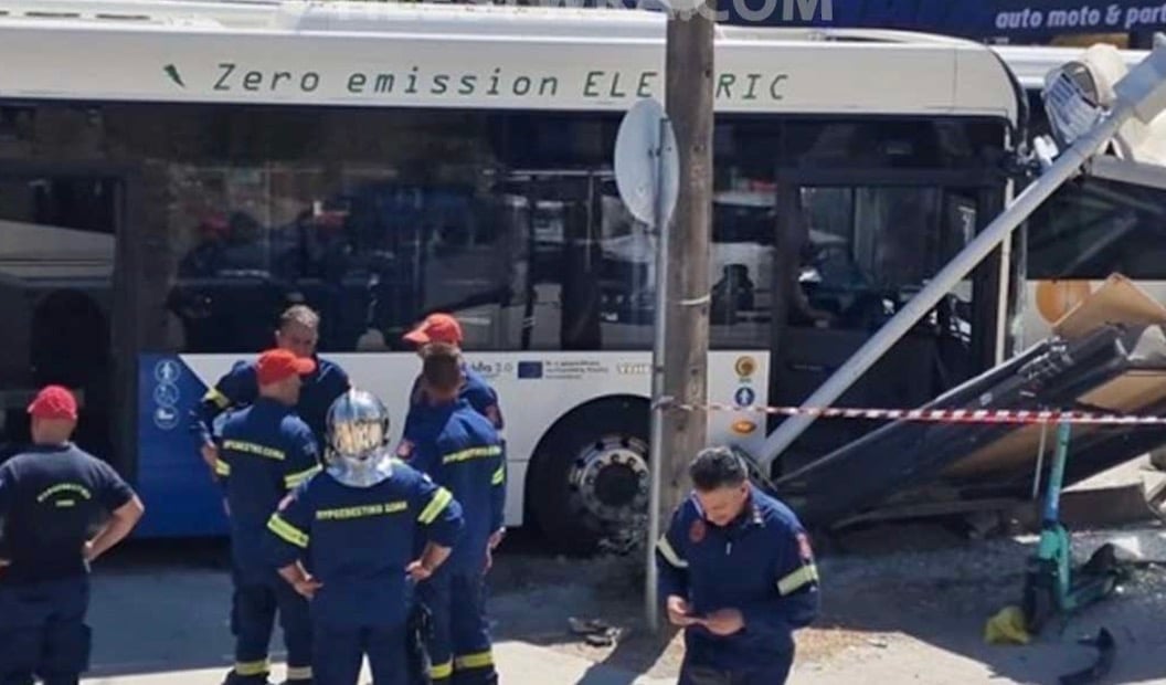 ΛΕΩΦΟΡΕΙΟ ΕΠΕΣΕ ΠΑΝΩ ΣΕ ΣΤΑΣΗ