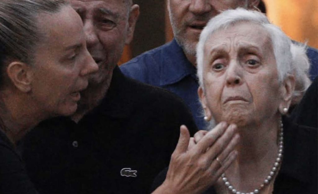 Γιώργος Μαζωνάκης: O σπαραγμός της οικογένειας μπροστά στη σορό – Σκηνές αρχαίας τραγωδίας στη Νίκαι