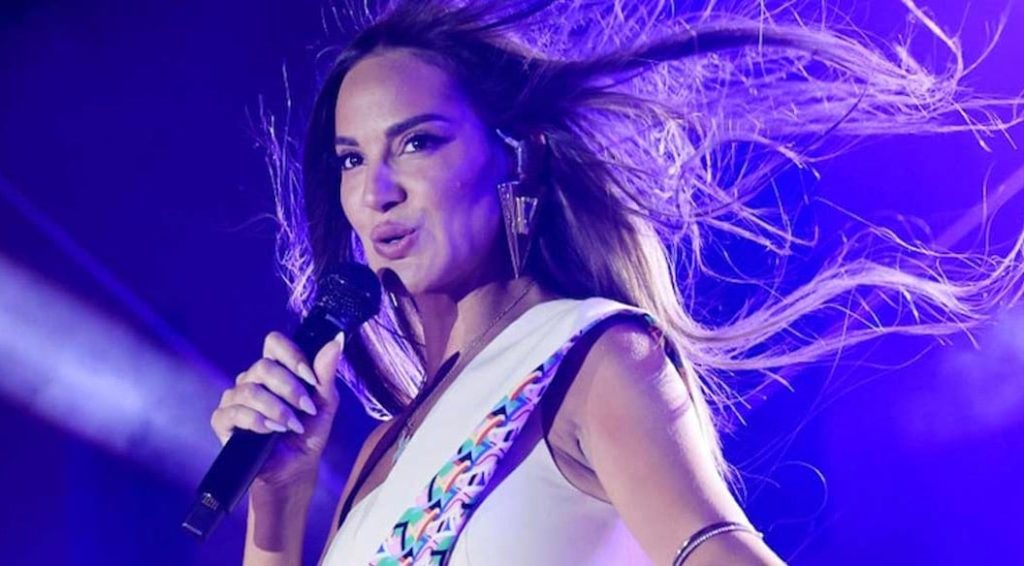 Χωρίς προσέλευση η συναυλία της Ρίας Ελληνίδου στην Σαλαμίνα – Άδειος ο χώρος που τραγουδούσε