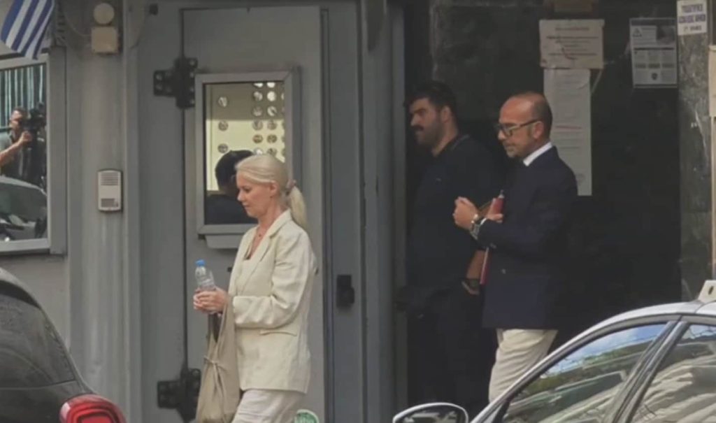 Γιώργος Μαζωνάκης: Ολοκληρώθηκε μετά από 8 ώρες η απολογία της Ιωάννας Γάκα. Αρνείται τον δόλο – «Έκανα όσα προβλέπει η επιστήμη μου»