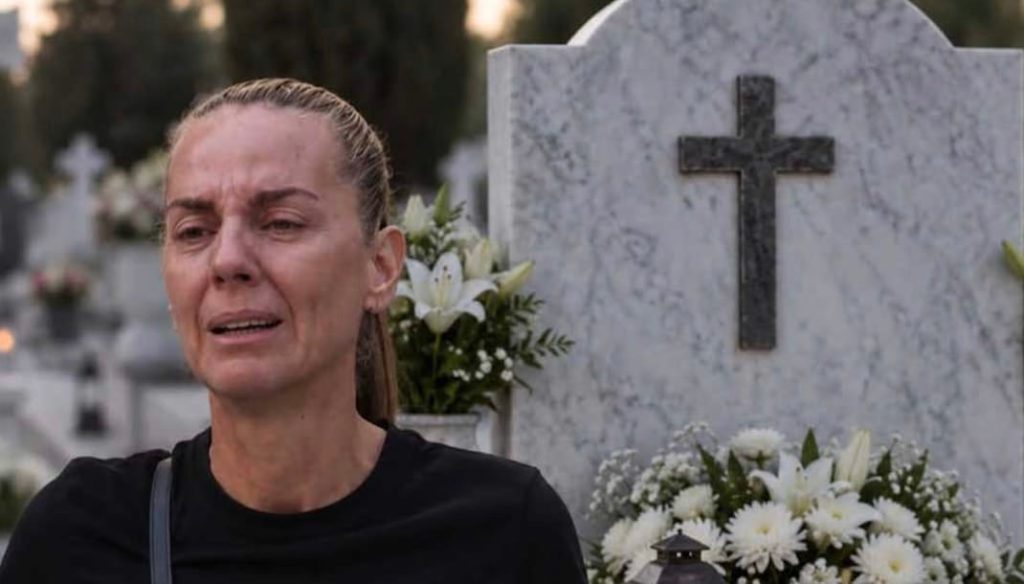 O ορισμός της αγάπης! Ράγισαν καρδιές στο μνημόσυνο για τα 9μερα του Μαζωνάκη – Η σπαρακτική κίνηση της Βάσως πάνω από τον τάφο του