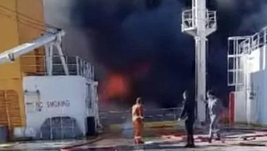 Δραματικές στιγμές: «Φύγετε Νίκο! Πίσω φωνάζει! Πίσω!»: Οι δραματικές στιγμές εν πλω από τη φωτιά στο πλοίο Blue Carrier