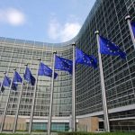 Η Κομισιόν κινεί διαδικασίες επί παραβάσει κατά (και) της Ελλάδας για ξέπλυμα χρήματος, αγορά ηλεκτρικής ενέργειας και εμπορία ανθρώπων