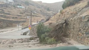 ΕΚΤΑΚΤΟ ΤΩΡΑ: Πλημμύρες και πεσμένα δέντρα στη χώρα μας – Μεγάλα προβλήματα στη κυκλοφορία σε αυτές τις περιοχές