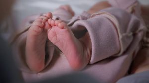 Φρiκη Δίχως όρια: Γονείς άφησαν το μωρό στην κούνια για μέρες και πέθανε – Δεν πίστευαν τα λόγια της μητέρας όταν το βρήκαν