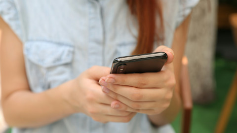 Έρχεται νέο δυνατό voucher για smartphone: Ποιοι είναι οι δικαιούχοι – Πότε ανοίγει η πλατφόρμα