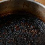 Κατσαρόλα με καμένο φαγητό; – Τι να βάλεις μέσα για να καθαρίσει χωρίς τρίψιμο