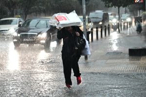 Θα βρέχει για 10 συνεχόμενες μέρες…: Νέα επιδείνωση του καιρού από ώρα σε ώρα με πολύ κρύο – Τι θα γίνει σε Αθήνα και Θεσσαλονίκη