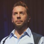 ΕΚΤΑΚΤΗ ΕΞΕΛΙΞΗ στην υπόθεση Μαζωνάκη: Κατασχέθηκαν κινητά, laptop και tablet από το σπίτι του τραγουδιστή