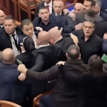 «Τρελό» ξύλο μέσα στην Βουλή της Αλβανίας – Πλακώθηκαν μεταξύ τους βουλευτές