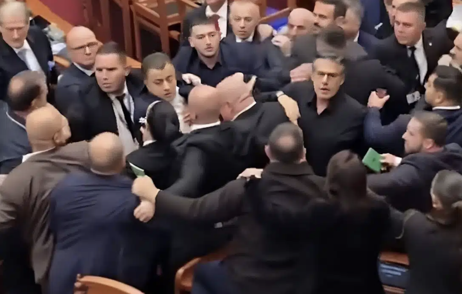 «Τρελό» ξύλο μέσα στην Βουλή της Αλβανίας – Πλακώθηκαν μεταξύ τους βουλευτές