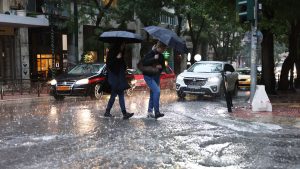 Θα κυριαρχήσει ο καιρός τύπου “Π”: Έρχεται βαθύ βαρομετρικό χαμηλό με καταιγίδες και τσουχτερό κρύο το Σαββατοκύριακο – Που θα «παγώσουν»