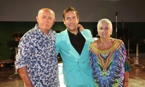 ΧΑΜΟΣ ΕΞΩ ΑΠΟ ΤΟ ΠΑΤΡΙΚΟ ΣΠΙΤΙ ΤΟΥ ΓΙΩΡΓΟΥ ΜΑΖΩΝΑΚΗ ΑΥΤΗ ΤΗ ΣΤΙΓΜΗ: ΑΠΕΙΛΕΣ, ΥΒΡΕΙΣ ΚΑΙ ΠΕΤΡΕΣ – ΚΡΑΥΓΗ ΑΓΩΝΙΑΣ ΓΙΑ ΤΟΥΣ ΓΟΝΕΙΣ ΤΟΥ