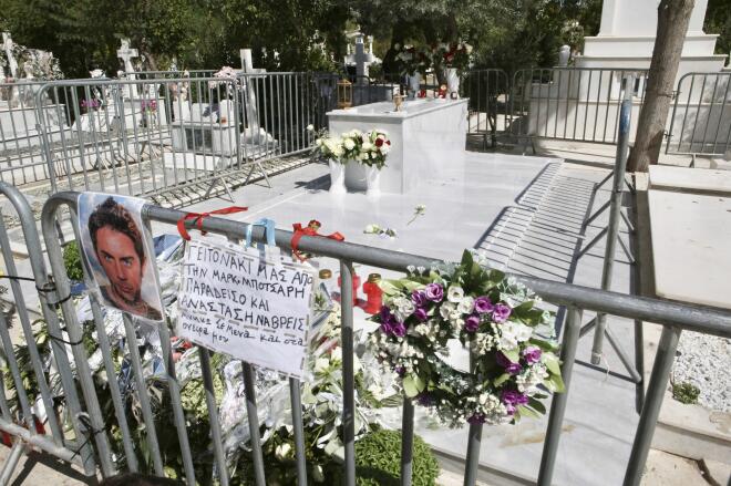 «Σαν να του κάνει παρέα…»: Πήγε και κάθισε πάνω στον τάφο του Μαζωνάκη… Ανατριχιάζει το βίντεο που κυκλοφορεί – Χιλιάδες αντιδράσεις και σχόλια