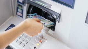 ΕΚΤΑΚΤΟ: ΜΠΑΙΝΟΥΝ ΤΑ ΛΕΦΤΑ ΣΗΜΕΡΑ ΚΑΙ ΑΥΡΙΟ – ΤΙ ΩΡΑ ΘΑ ΕΜΦΑΝΙΣΤΟΥΝ ΣΤΟΥΣ ΛΟΓΑΡΙΑΣΜΟΥΣ