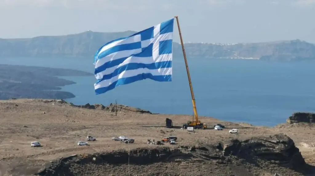 ΕΙΚΟΝΕΣ ΠΟΥ ΠΡΟΚΑΛΟΥΝ ΔΕΟΣ: Υψώθηκε στη Σαντορίνη η μεγαλύτερη ελληνική σημαία – Δείτε πόσο τεράστια είναι!