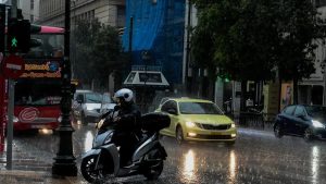 Άνοιξαν οι ουρανοί στην μισή Ελλάδα – Οι περιοχές που θα “χτυπήσει” μετά η κακοκαιρία