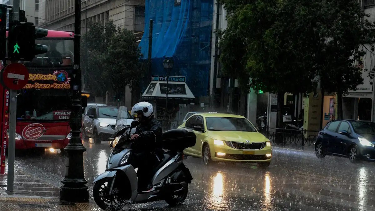 Άνοιξαν οι ουρανοί στην μισή Ελλάδα – Οι περιοχές που θα “χτυπήσει” μετά η κακοκαιρία