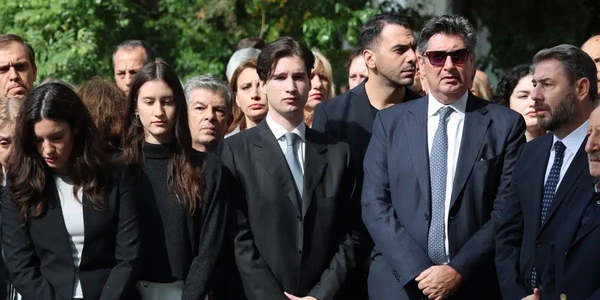 Πέντε χρόνια από τον θάνατο της Φώφης Γεννηματά: Ο σύζυγός της και ο γιος της στο μνήμα – Οι εικόνες από το μνημόσυνο