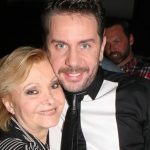 Θρήνος για τον Γιώργο Μαζωνάκη: Η Νέλλη Γκίνη αποκάλυψε τι της είχε γράψει στο τελευταίο του μήνυμα – «Αυτό δεν θα φύγει από κοντά μας»
