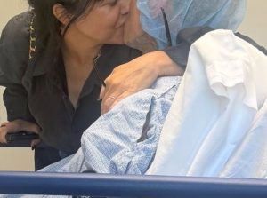 Μεγάλη ανησυχία – Αγαπημένος τραγουδιστής νοσηλεύεται στο νοσοκομείο, όλη η οικογένεια στο πλευρό του