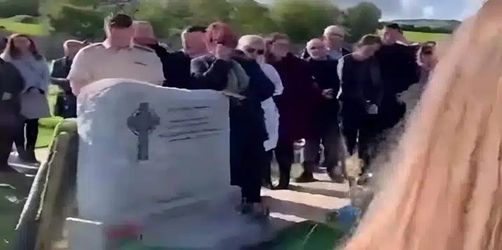 «Βγάλτε με έξω, είναι σκοτεινά εδώ»: Άνδρας φώναζε από τον τάφο στην κηδεία του