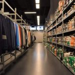 Το «κρυφό» outlet της Πειραιώς: Πού θα βρεις Guess, Versace Jeans και Solomon στη μισή τιμή
