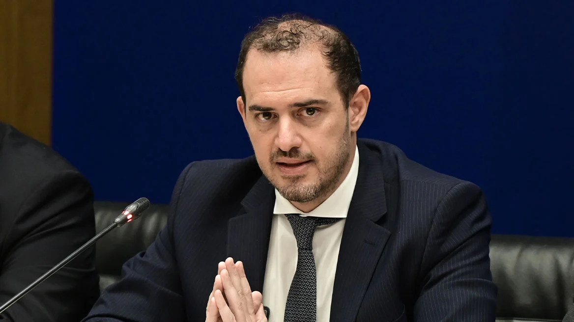ΕΚΤΑΚΤΗ ΕΙΔΗΣΗ - Μεταφέρεται άμεσα στο Ιπποκράτειο από την Βουλή, σoκ με τον γνωστό Έλληνα Υπουργό