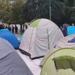 Οι φοιτητές κατασκηνώνουν στο Σύνταγμα μέσα στη βροχή – Τα μέτρα που ζητούν από την κυβέρνηση 