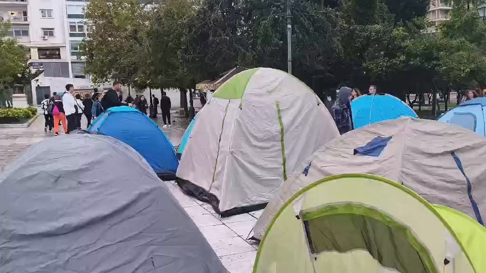 Οι φοιτητές κατασκηνώνουν στο Σύνταγμα μέσα στη βροχή – Τα μέτρα που ζητούν από την κυβέρνηση 
