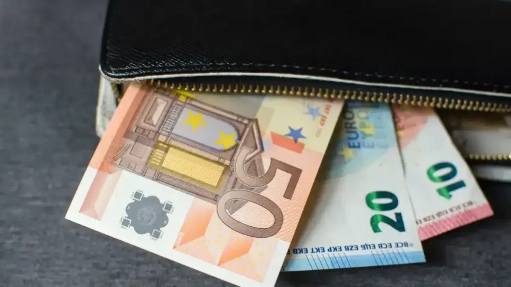 Επίδομα 400 ευρώ: Πότε πληρώνεται, ποιοι είναι δικαιούχοι και ποιοι χάνουν την ενίσχυση