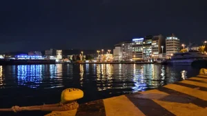 ΤΡΑΓΩΔΙΑ ΤΩΡΑ ΣΤΟ ΛΙΜΑΝΙ ΤΟΥ ΠΕΙΡΑΙΑ