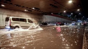 Μεγάλη καταιγίδα τώρα στη χώρα μας – Πλημμύρισαν δρόμοι και καταστήματα – Διακόπηκε η κυκλοφορία
