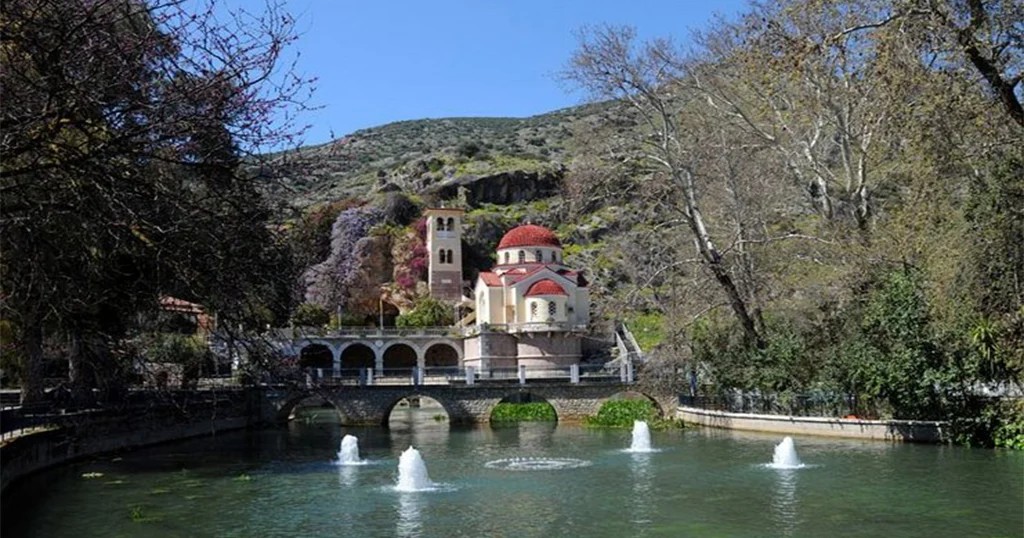 Ελληνικός ναóς είναι χτισμένος πάνω σε σπηλιά και από κάτω του τρέχουν νερά από πηγές