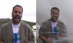«Πάγωσαν» οι τηλεθεατές: Τρόμος on air… τεράστιο κύμα «κατάπιε» γνωστό δημοσιογράφο και εικονολήπτρια την ώρα ενω ήταν σε ζωντανή μετάδοση – Άφωνος ο παρουσιαστής