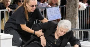 Σκηνές οδύνης! Κατέρρευσε στο μνημόσυνο η μάνα του Μαζωνάκη πάνω από το μνήμα: Την τραβούσε η Βάσω – «Παιδί μου, σε φάγανε…»