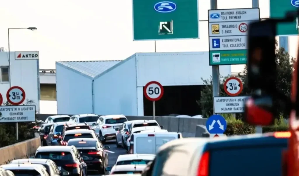 Σοβαρό τροχαίο στην Αττική Οδό: Οδηγός φορτηγού εκσφενδονίστηκε στις γραμμές του ΗΣΑΠ