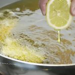Γιατί πρέπει να στύβετε ένα λεμόνι πριν το τηγάνισμα;