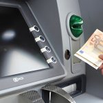 Κοινός τραπεζικός λογαριασμός: Τι ισχύει όταν πεθάνει ο ένας καταθέτης – Ποιος τα παίρνει όλα και ποιος μένει με άδεια χέρια