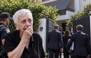 Συμβαίνει τώρα! Ενώπιον της μητέρας του εισέβαλαν στο σπίτι του Μαζωνάκη – Τι βρήκαν οι Αρχές και ο ανακριτής;