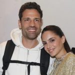 Η Αλεξάνδρα Νίκα φωτογράφισε τον Κωνσταντίνο Αργυρό με την ελληνική σημαία στη συναυλία του στη Βοστώνη