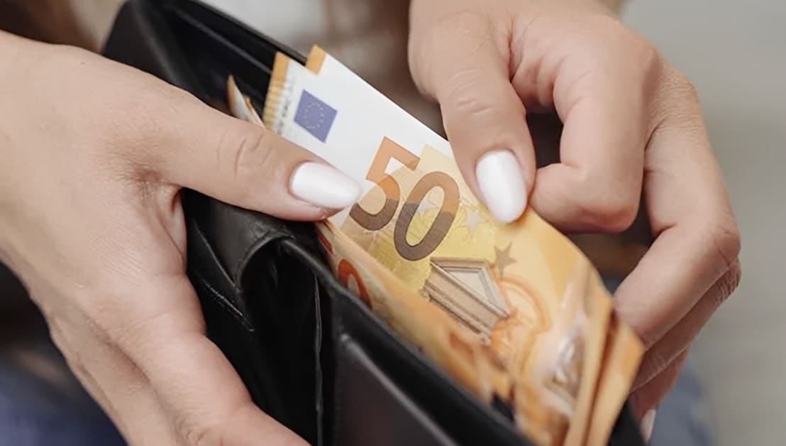 Επίδομα 10.000 ευρώ: Ανοίγει αύριο η πλατφόρμα – Ποιοι μπορούν να κάνουν αίτηση