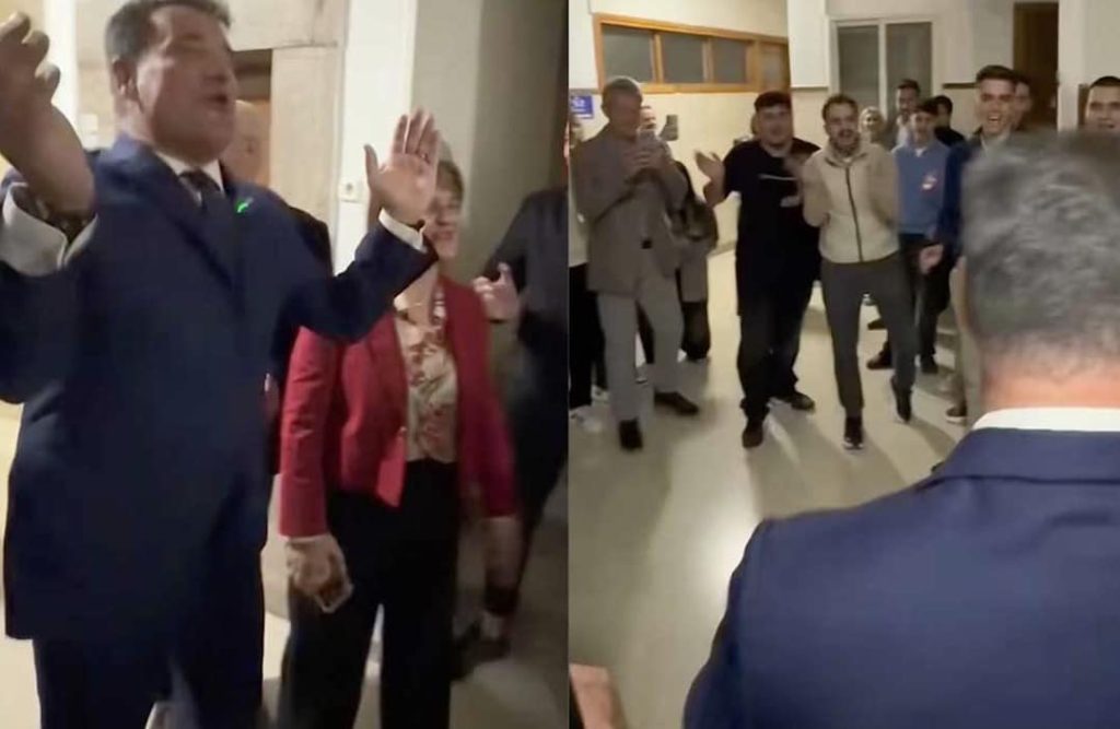 «Και Α και ΟΥ και ΔΑΠ-ΝΔΦΚ» – Αποθέωσαν τον Άδωνι με συνθήματα τα μέλη της ΟΝΝΕΔ Ιωαννίνων – Χοροπηδούσε κυριολεκτικά στον αέρα ο υπουργός