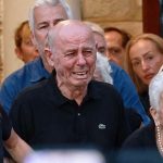 Χαμός έξω από το πατρικό σπίτι του Γιώργου Μαζωνάκη αυτή τη στιγμή: απειλές, ύβρεις και πέτρες – κραυγή αγωνίας για τους γονείς του