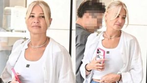 Τα πιο καλλίγραμμα πόδια της ελληνικής τηλεόρασης: Η Φαίη Σκορδά άβαφη και με φούστα είναι η επιτομή της φυσικής ομορφιάς