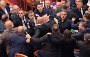 «Τρελό» ξύλο μέσα στην Βουλή της Αλβανίας – Πλακώθηκαν μεταξύ τους βουλευτές