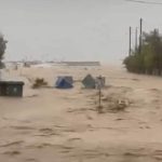 «ΒΟΥΛΙΑΞΕ» ΠΕΡΙΟΧΗ ΣΤΗΝ ΕΛΛΑΔΑ – ΑΝΕΒΑΙΝΟΥΝ ΣΤΟΥΣ ΟΡΟΦΟΥΣ ΤΩΝ ΣΠΙΤΙΩΝ ΟΙ ΚΑΤΟΙΚΟΙ ΓΙΑ ΝΑ ΣΩΘΟΥΝ