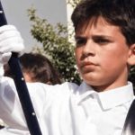 Ο εικονιζόμενος σημαιοφόρος έγινε κορυφαίος τραγουδιστής & έσβησε στην άσφαλτο πριν από δέκα χρόνια