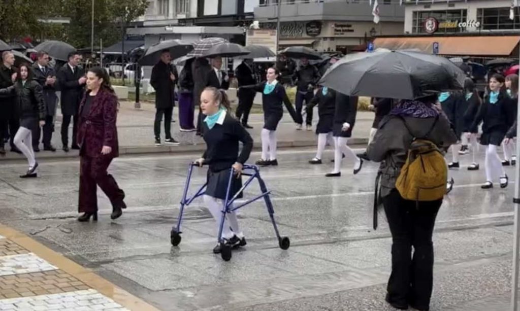Η μικρή μαθήτρια που με το κεφάλι ψηλά συγκίνησε και καταχειροκροτήθηκε μέσα στη βροχή