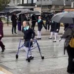 Η μικρή μαθήτρια που με το κεφάλι ψηλά συγκίνησε και καταχειροκροτήθηκε μέσα στη βροχή
